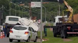 Tanque de caminhão-pipa tomba no Residencial Alphaville Flamboyant, em Goiânia