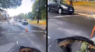 Vídeo: Atenção no trânsito; Cratera na avenida Praia de Belas causa lentidão em Porto Alegre