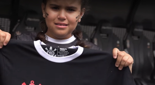 Menina com coração no lado direito do peito ganha camisa especial do Corinthians