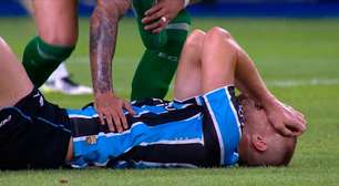 Zagueiro do Grêmio, Rodrigo Ely sente lesão e deixa o jogo chorando