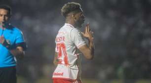 Internacional vence Vasco e chega a 15 jogos sem derrota no Brasileirão