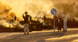 Turistas tentam se aproximar de vulcão em erupção na Islândia, e equipes de resgate fazem alerta: 'Fiquem longe'