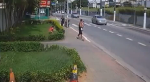 Homem tenta arrancar criança da mão de babá durante passeio em São Paulo; vídeo