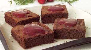 Brownie com calda de morango: veja como fazer o docinho fácil