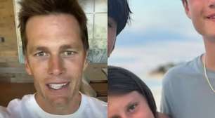 Paizão! Discreto, Tom Brady exibe foto inédita dos três filhos: 'Agradecido'