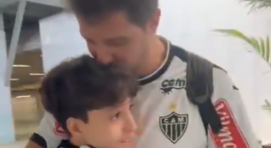 O Galo nunca luta sozinho! Torcedor surpreende filho atleticano em embarque para a Argentina