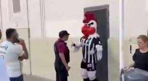 Mascote do Atlético, Galo doido recebe dura da polícia na Argentina