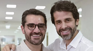 Marcelo Cosme, apresentador da GloboNews, se casa com médico em cerimônia civil