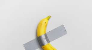 Visitante come banana de obra milionária de Maurizio Cattelan em museu francês
