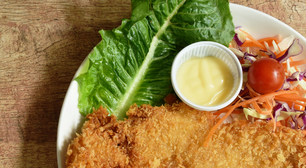 Bife à milanesa no forno, dá muito certo, mais saudável