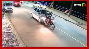 Motociclista parado no trânsito é arremessado após ser atingido por carro em MG