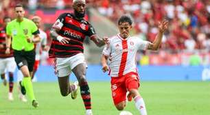 Flamengo vence, sobe na tabela e tira o Inter da briga pelo título