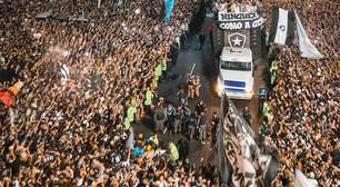 Desfile de campeão do Botafogo dura quase duas horas e conta com grande festa