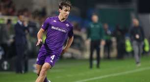 Edoardo Bove está consciente e recebe visita de companheiros de Fiorentina