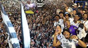 John leva bandeira de torcedora do Botafogo de "presente" por engano