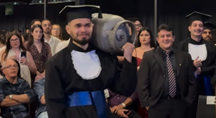 Jovem carrega botijão de gás para homenagear o pai durante formatura; veja vídeo