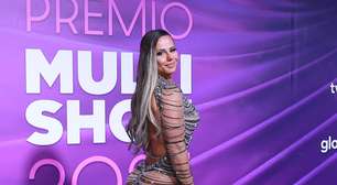 Acertou? Viviane Araújo quase mostra demais com look transparente em premiação