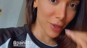 Anitta realiza desejo do pai e corneta sobre blusa do Botafogo