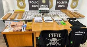 Homem é preso com drogas, arma e camisetas falsas da Polícia Civil em Caxias do Sul