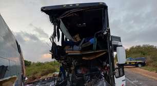 Acidente entre dois ônibus e carreta deixa 5 mortos e 21 feridos no interior da Bahia