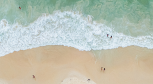 Vai viajar nessas férias? Saiba como identificar se uma praia é ou não imprópria para banho