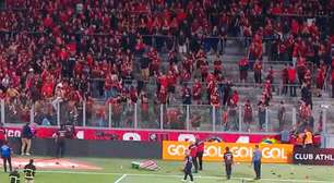 Torcida do Athletico tenta invadir o gramado da Ligga Arena após derrota para o Bragantino