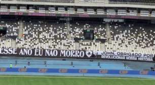 Torcedores do Botafogo levam faixa para agradecer a John Textor