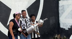 Torcedores fazem fila por foto com taça antes de jogo decisivo do Brasileirão