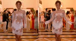 Camila Pitanga chama atenção com look transparente em evento no Copacabana Palace