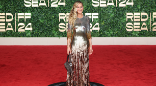 Sarah Jessica Parker brilha no tapete vermelho com item da personagem Carrie