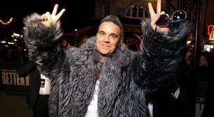 Robbie Williams brinca que 'quer ser gay' 20 anos após processar jornal por boatos