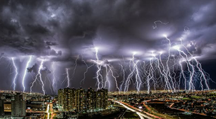 Fotógrafo registra 'chuva' de raios no Distrito Federal; imagem surpreende