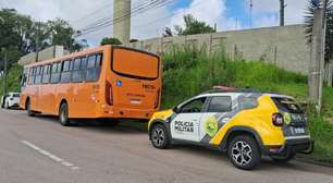 Mulher é esfaqueada após reagir assalto dentro de ônibus em Curitiba; suspeito fugiu levando celular