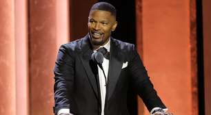 Jamie Foxx leva pontos após ser atingido por copo durante jantar de aniversário