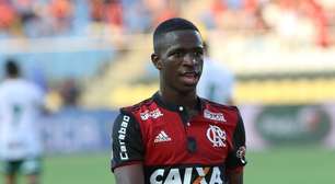 Vini Jr. recebe homenagem do Flamengo após premiação: 'Sua gente tá em festa'