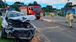 Motorista fica ferida ao colidir carro contra caminhão carregado com toras na Estrada da Ribeira,site de apostas esportivas com bonusColombo