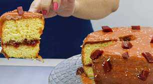 Bolo de queijo com goiabada que já sai do forno recheado e fica uma delícia no seu lanche de natal