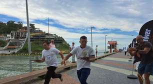 Corrida dos Garçons agita a orla da Barra da Tijuca com demonstrações de habilidade e ginga carioca