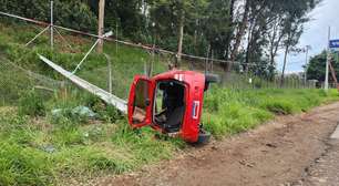 Motorista perde controle do veículo, capota e derruba poste na Cidade Industrial de Curitiba