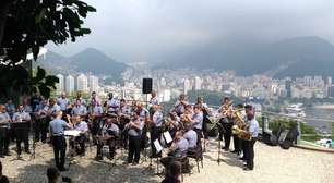 Banda da PMERJ encanta público no Natal do Madureira Shoppin