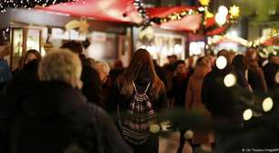 Carro invade mercado de Natal na Alemanha e atropela visitantes