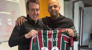 Felipe Melo presenteia Unai Emery, do Aston Villa, com camisa do Fluminense