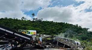 Acidente entre ônibus e carreta deixa mais de 20 mortos em Minas Gerais