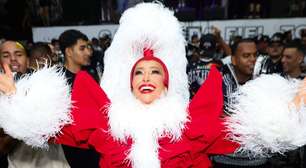 Ho-ho-ho no samba! Sabrina Sato surge com roupa extravagante de Mamãe Noel em ensaio de carnaval. Fotos!