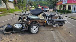 Carro parte ao meio após batida contra poste, e cinco jovens ficam feridos em Curitiba; veja fotos