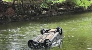 Carro cai na Lagoa da Tijuca após acidente na Barra