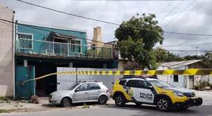 Homem é surpreendido por atiradores dentro de casa e morto com vários tiros em Curitiba