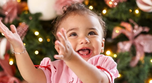 Mavie combina 'lookinho' com árvore de natal em fotos encantadoras; veja