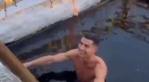 Cristiano Ronaldo leva família à Lapônia e encara piscina 'congelante' no Natal; veja vídeo