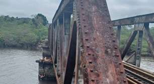 Mulher cai de ponte ao tentar tirar foto e se segura por cadarço até ser resgatada pelos bombeiros